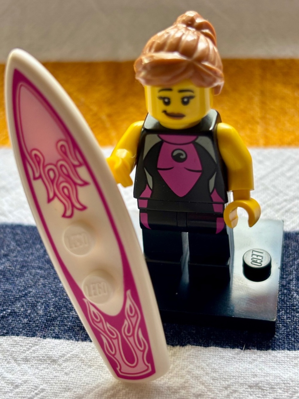 LEGO SERIES 4 "Surfer Girl" col04-5 With stand, pamphlet & accessories.